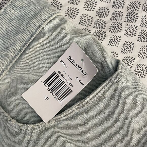 Good American The Bombshell Distressed Denim Shorts Sz 18 - Light Blue - Picture 6 of 10
